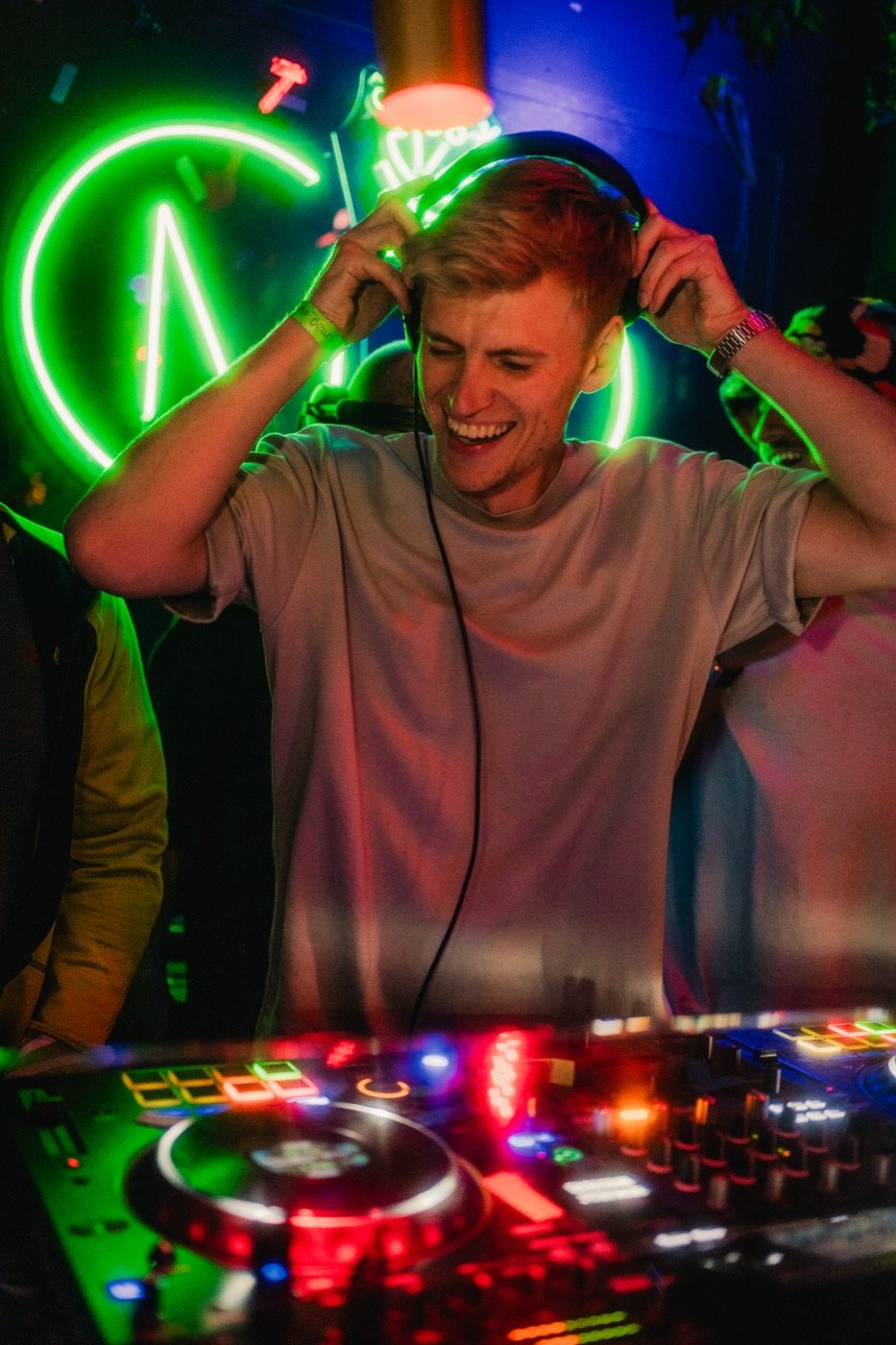 DJ Tim Matthiä bei der Fiesta Mexicana mit Kopfhörern im Publikum