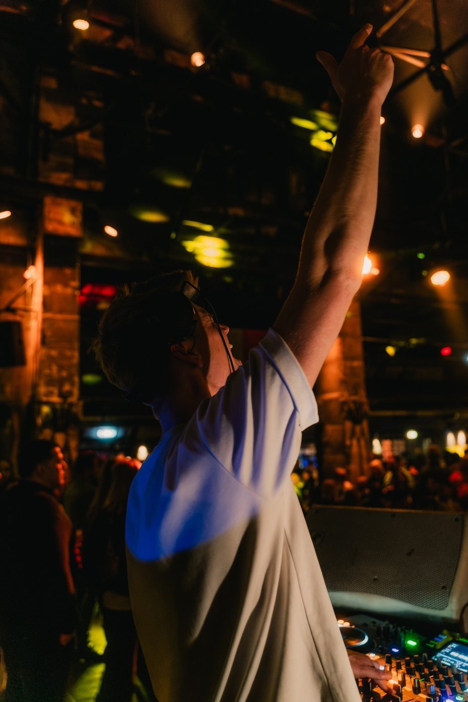 DJ Tim Matthiä reckt am Mischpult den Arm in die Höhe